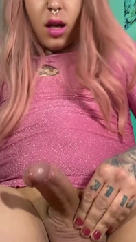 Trans Emma Ink cumming jej duży i gorący kutas