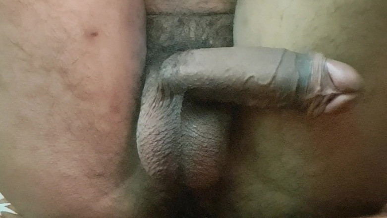 Desi Porn India 2: Desi hete jongen wil dat iemand zijn grote ballen zuigt.