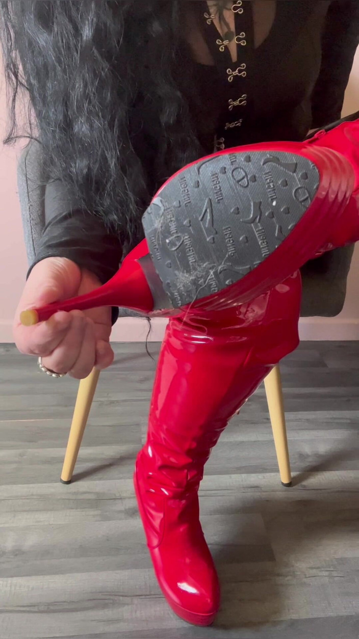 Maitresse Clara: Hoàn toàn cống hiến cho đôi bốt cao đến đùi của tôi