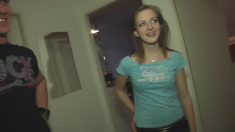 German amateur - 100% German hardcore videos: 两个性感的小妞分享一根坚硬的鸡巴