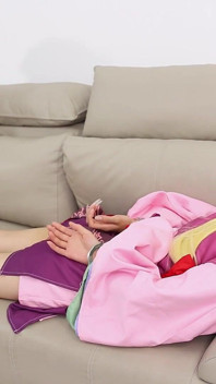 手錠に繋がれた裸足の少女が、美しい裸足で遊ぶ