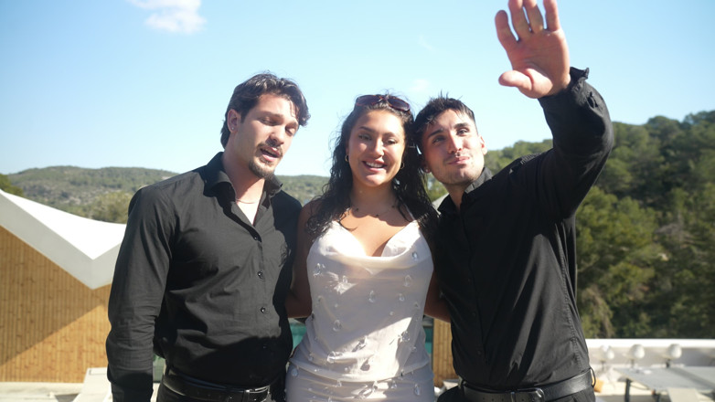 Papi Rodriguez: Threesome: Una Super Bruna Dopo Un'intervista All'aperto