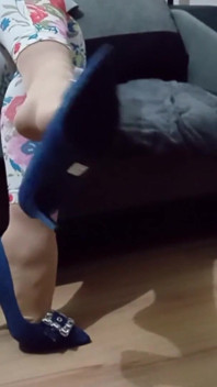 สาวข้ามเพศแกว่งเท้าในรองเท้าส้นสูงยีนส์สีน้ำเงินแหลม แบบมีห่วงล็อก