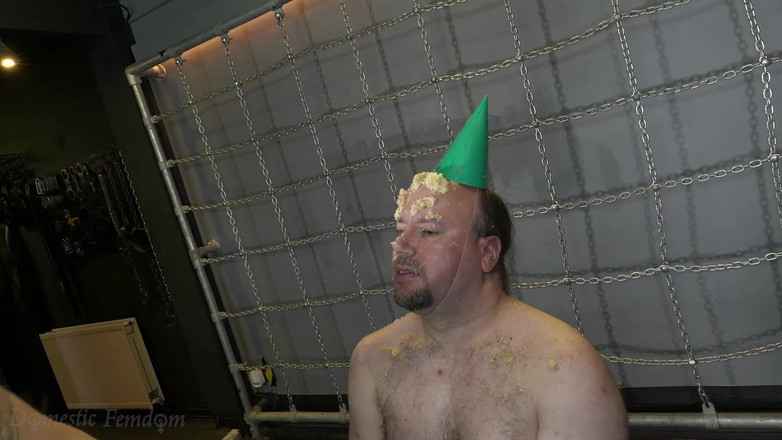 Domestic femdom: Dimalukan dengan Kek Hari Jadi