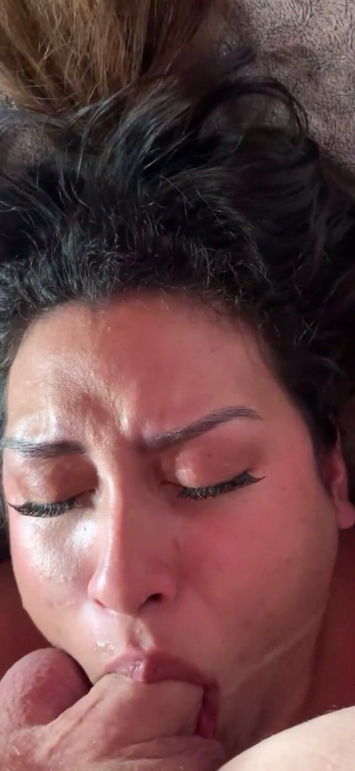 Sandn420: Dávit se na moji děvku a stříkat jí do krku