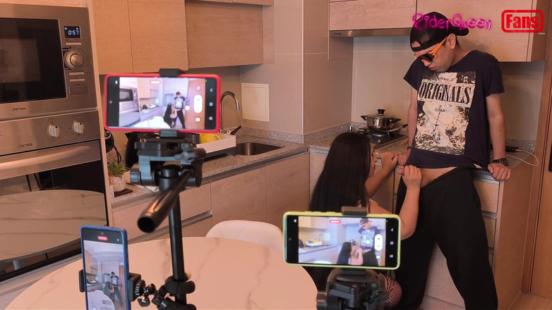 Riderqueen: 팬을 위한 비디오 - 부엌에서 계모를 방문하는 배다른 아들