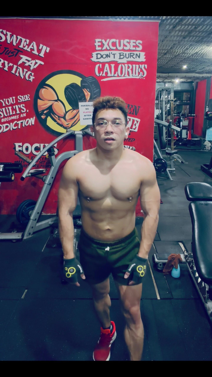 The Fitmaster: Pinoy kaslı twink işten sonra mastürbasyon yapıyor