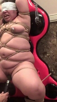 Es responsabilidad de una mujer masoquista en una silla de restricción