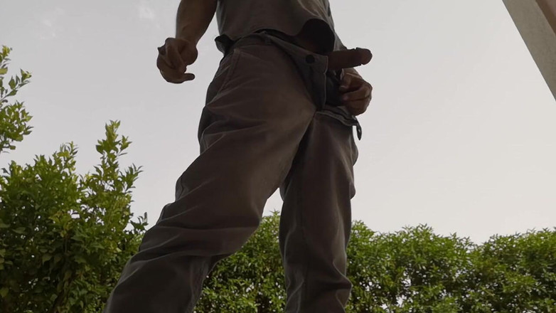 Rafael Torreano: Schnelles wichsen im freien während einer zigarette