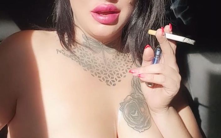 Louise Ebony: Des lèvres sexy fument et taquinent les seins