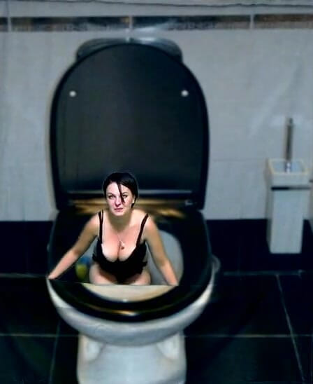 Sexy Milf: Kate si lava in bagno mentre balla parte dopo parte...