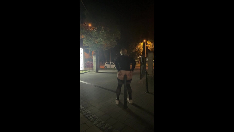 SissyDaniella: Banci menunggang dildo di luar