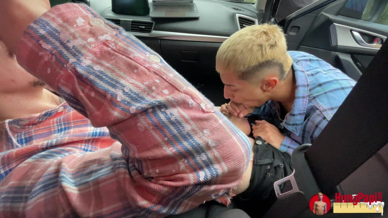 Hung Papi: Büyük yarak emici döl dölünü yutuyor papi gay seyir ediyor