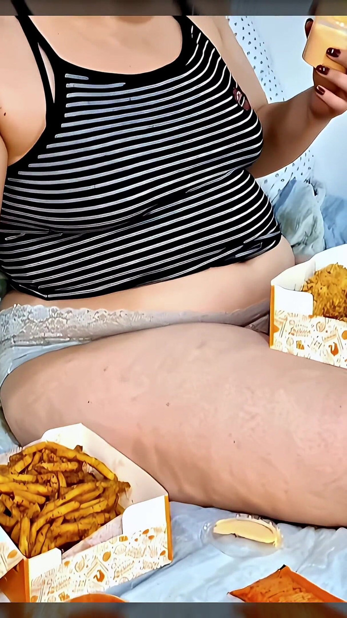Nicole Passat: Nicole stopft auf gebratenes Huhn und neckt ihren wachsenden bauch