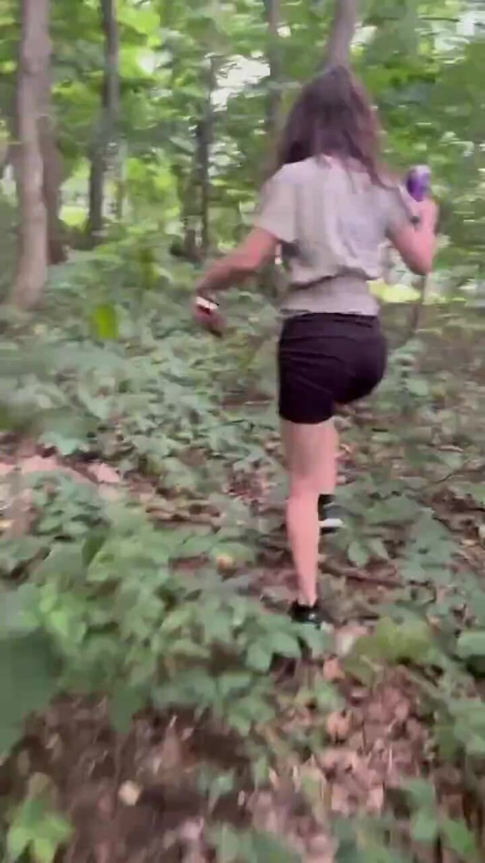 J13D75: Het bos in met een hoer een creampie voor een...
