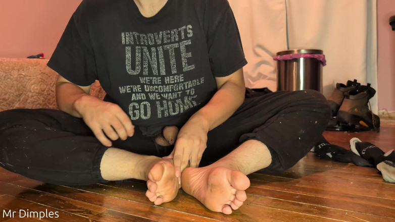 Mr Dimples: Cowok desa terangsang sambil mengendur kakinya sendiri