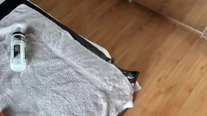 davidedpxxx: Topuklu ve iç çamaşırlı kilitli büyük götlü alt soyunuyor ve deliğine...