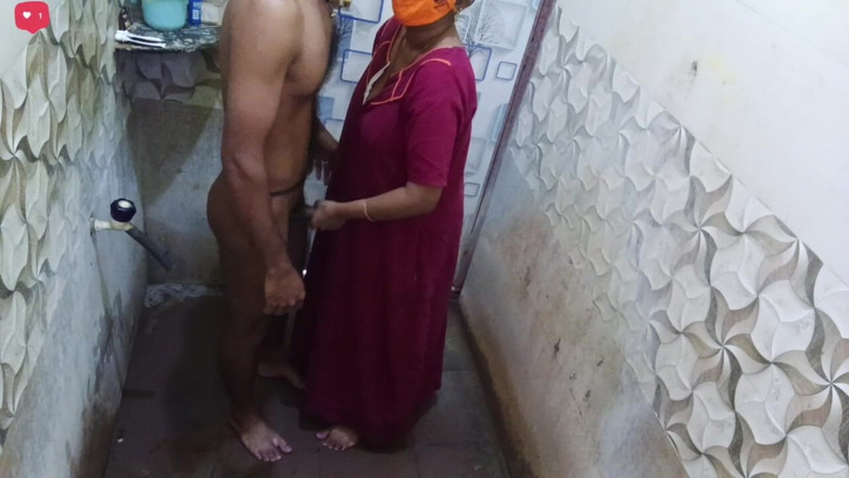 Mami4711: Індійська дружина у ванній кімнаті в гарячому відео запису