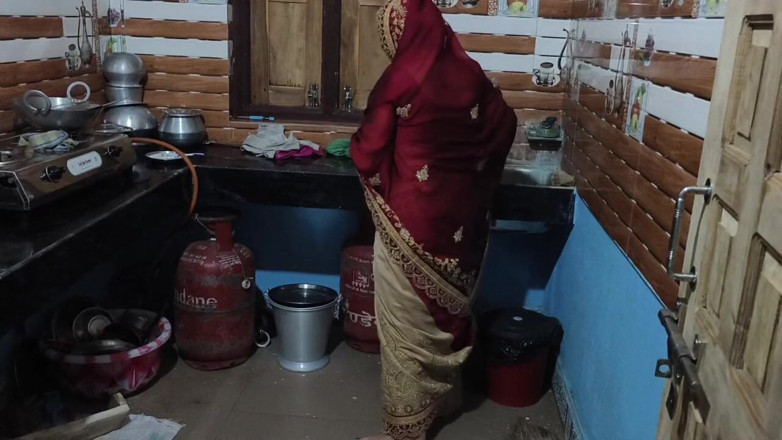Sona bhabhi: Yaşlı adam üvey kızıyla ilişki yaşıyor, üvey oğlu evde yokken ağzına boşalıyor