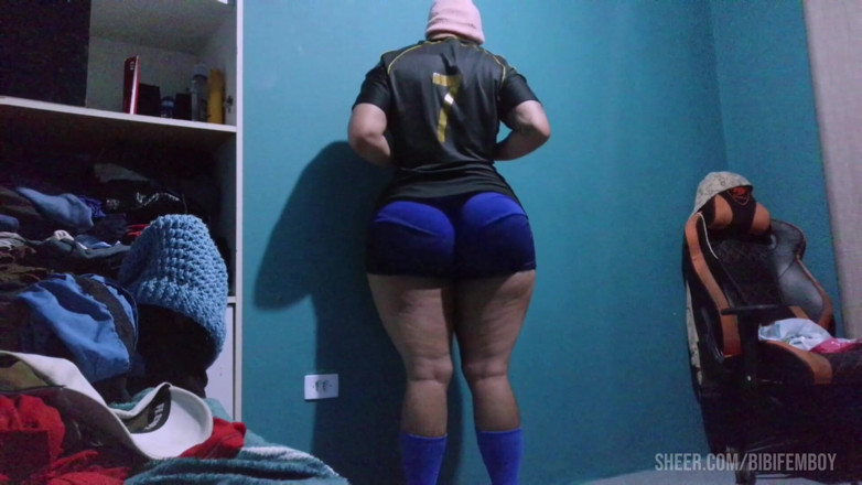 Sissy sapeca studio: Een weelderige tranny met een grote kont en een vrouwelijk...