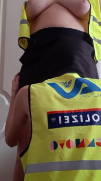 Due poliziotte scopano duro