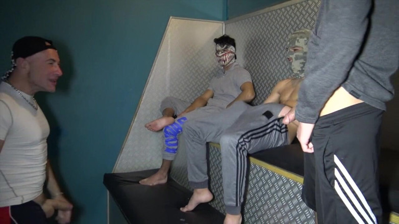 Gaybareback: Cara francês chupa 3 meninos búlgaros hetero