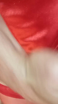 La sissy Leatransteen si masturba e sborra in un corpo di raso rosso