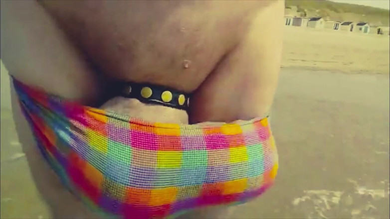 Monster Meat: Exhibionistin geht jerkin am strand