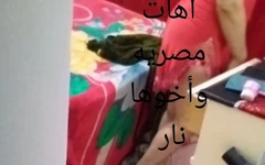 그녀의 의붓아빠가 들어와서 발에 붙들지 못했다