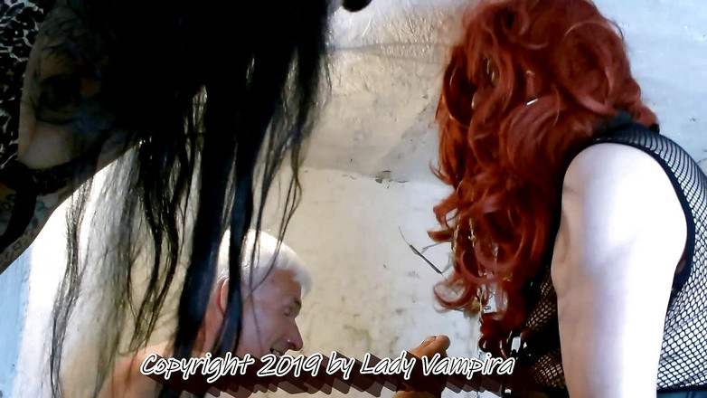 Domina Lady Vampira Guys Only: 젖탱이를 핥는 18세 소녀