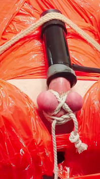 Ordeño de polla sin piedad (momificaton de plástico rojo brillante apretado y estimulación anal remota)