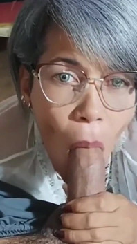 การดูดควยอร่อย ๆ แล้วแตกคาปากคุณแม่เลี้ยงเงี่ยนของฉัน เธอกลืนน้ำว่าเด็กชายฉันหมดทุกหยด