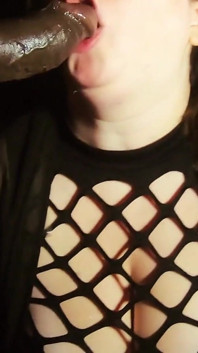 Muie alunecoasă de la Amazon sexy cu buze care sug pula