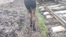 Una sventola scopata in tacchi a spillo e in calze sul treno