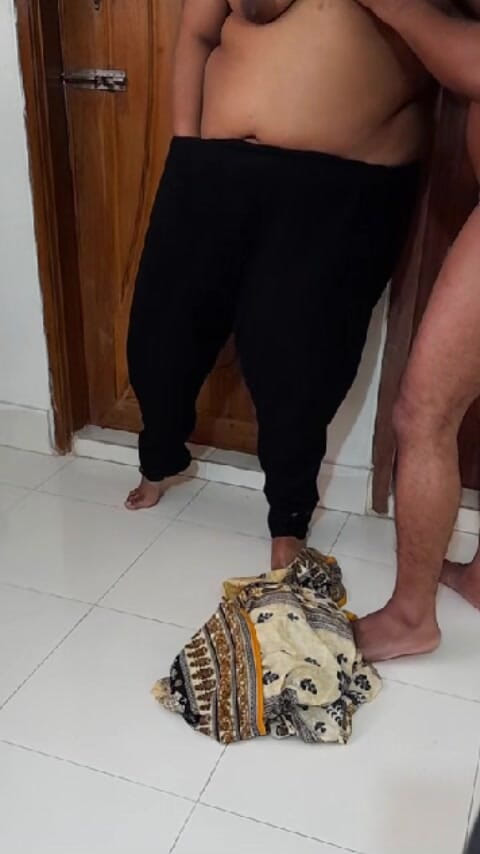 Aria Mia: होटल में हस्तमैथुन करते हुए पकड़ा गया