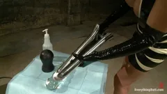 ¿Doble fisting anal? Isis Love y Kylie en Irlanda