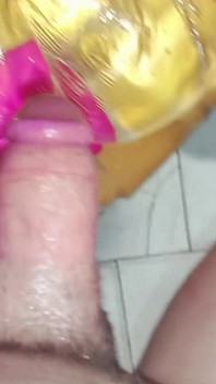 일반 목욕으로 시작 된 것은 강렬한 개인 POV 경험 수제 장난감 세션으로 바뀌었습니다.