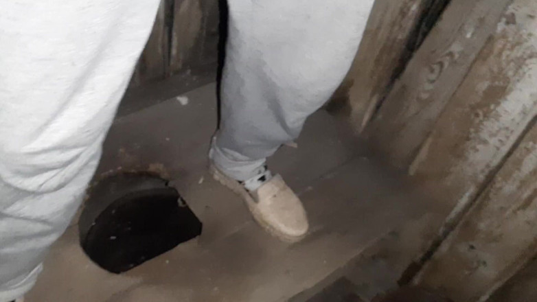 Lesbian-illusion: Saya tertangkap jiran saya melancap di tandas di jalan dan...