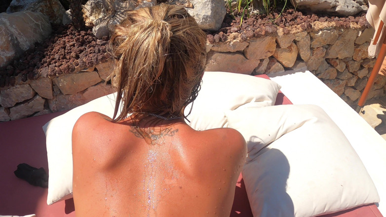 Europe MILFs Outdoor: รุ่นแม่น่าเย็ดผมบลอนด์นมใหญ่ขี่ควยริมสระน้ําอย่างดุร้าย
