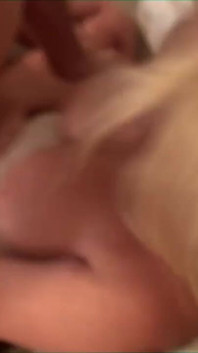 Esposa fode amigo do marido em sua cama