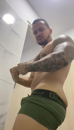 Christian_colombian: Muskeln eines sehr notgeilen Latinos Teil 1