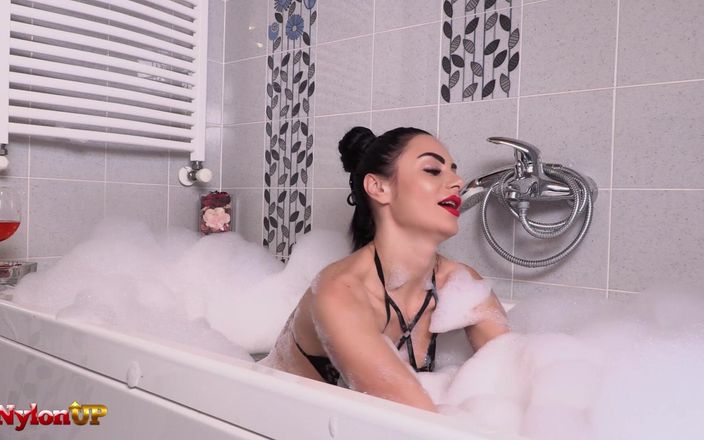 FootFetish Girls With Sex Toys and Nylons: Sensual deusa Ambra seduz você na banheira