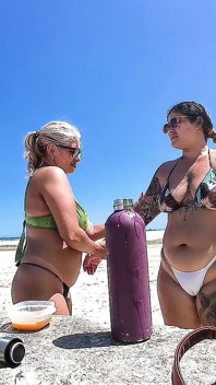 Dire des bêtises et s’exfolier sur la plage avec son ami Dai Belan