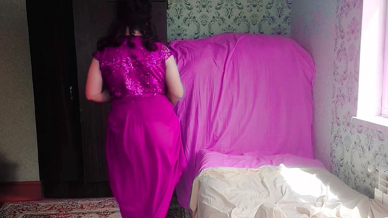 Kitty_Cross: 팬시 도자기 컵에서 장난 꾸며진 Sissy를 마시는 차