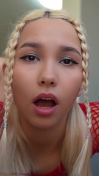 Blonda sexy în roșu este futută tare