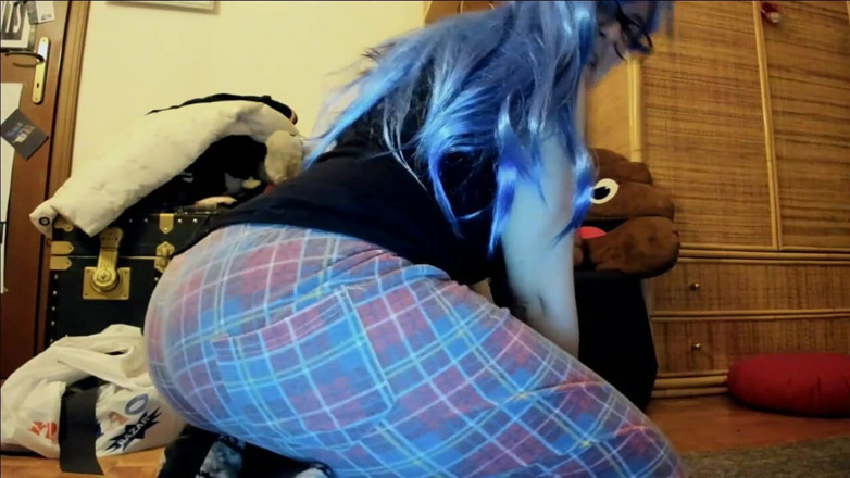 Nicoletta Embassi: Ragazza dai capelli blu scoreggia in faccia
