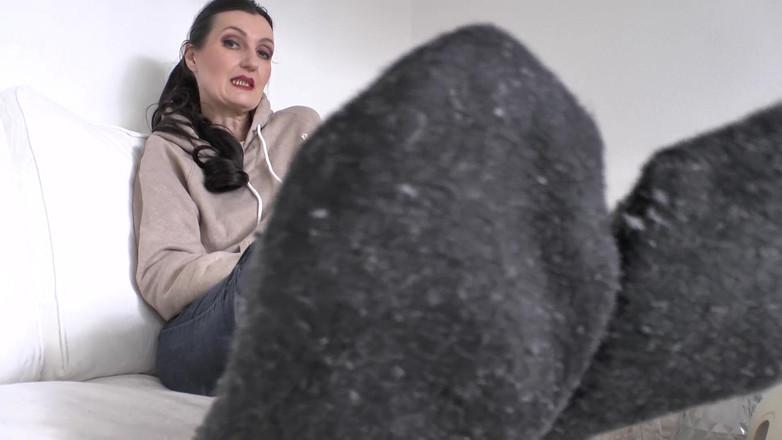 Lady Victoria Valente: Ancora oggi annusano i calzini puzzolenti, si spremono e leccano...