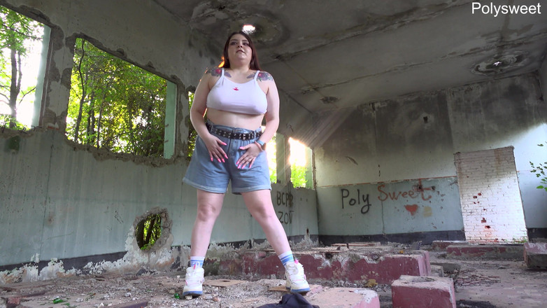 Polly Sweet: Danser parmi les ruines et se masturber avec un vibromasseur...