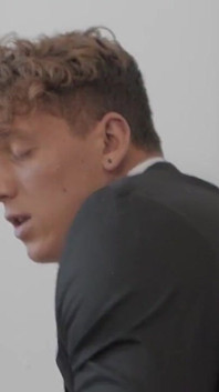 Stejně jako Tony D'angelo nasedne do výtahu, ale nadržený Hunk Felix Fox mu dá nezbedný pohled