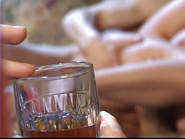 Anal seduction: अजीब दोस्त अपनी उपस्थिति में अपनी आकर्षक पत्नी को ड्रिल करने के लिए अपने दोस्त का प्रस्ताव करता है